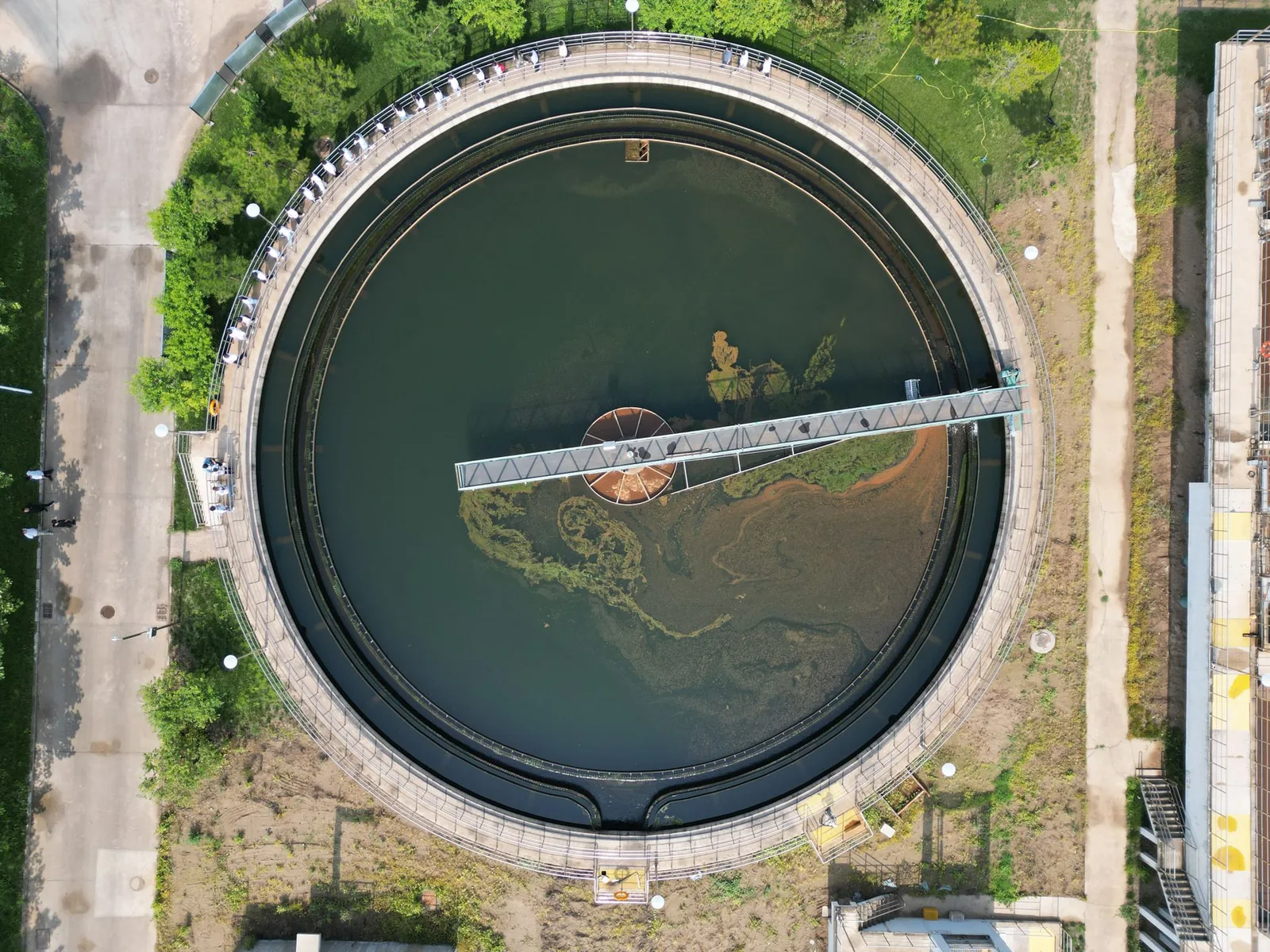 Tanque circular de una depuradora visto desde el aire