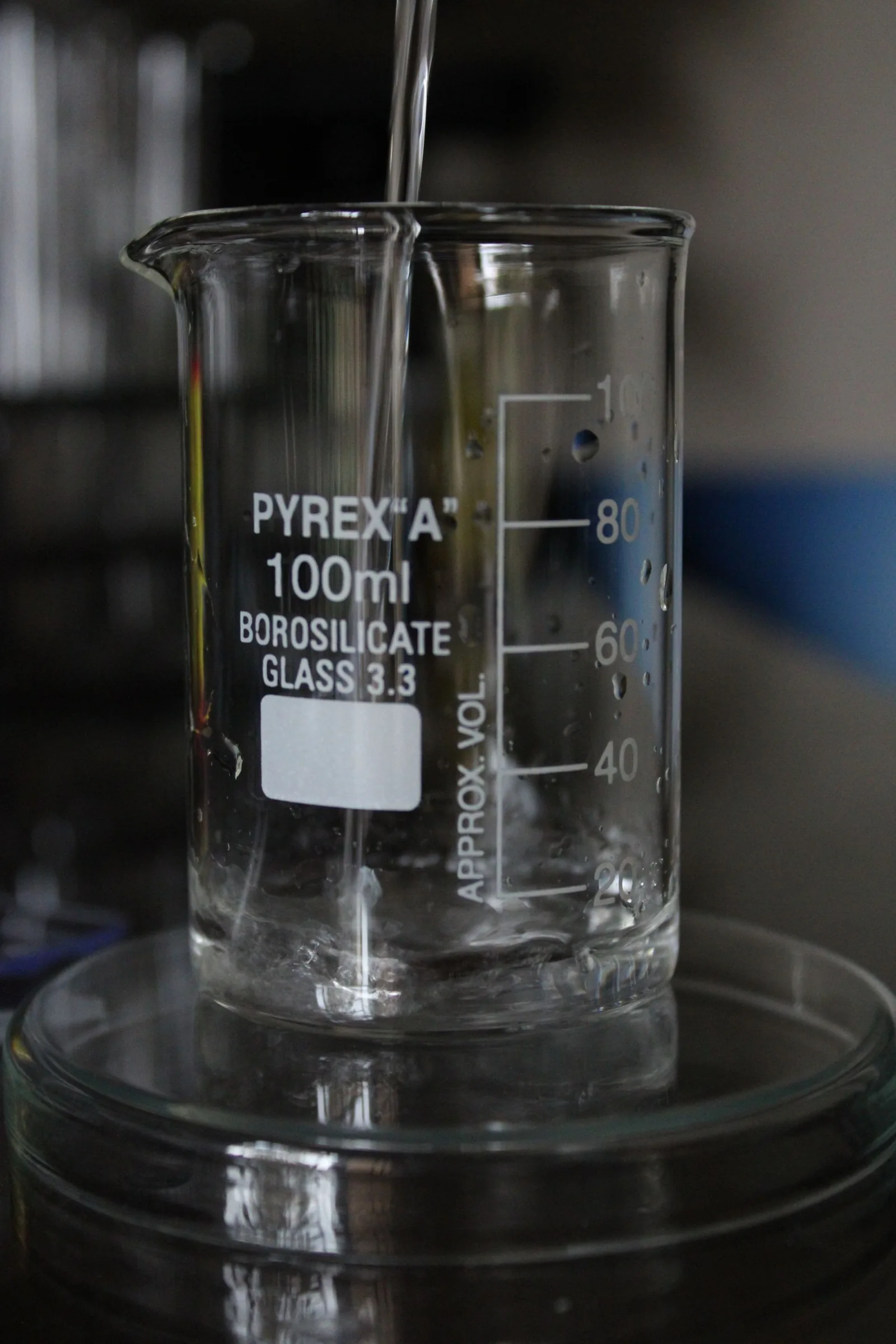 Vaso de precipitados con auga nun laboratorio